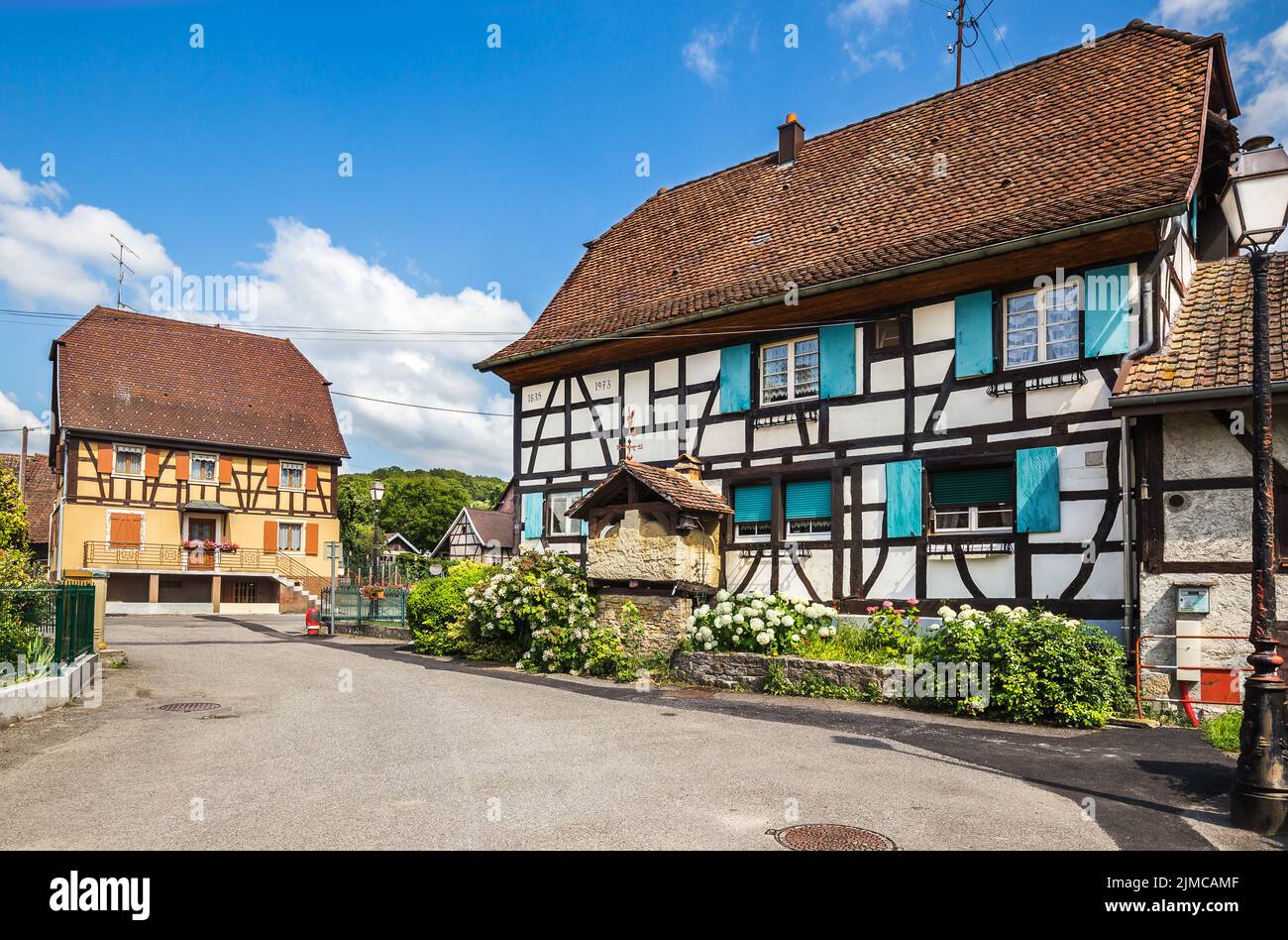 Una piccola città antica Waldighoffen nella regione dell'Alsazia, nella Francia orientale Foto Stock