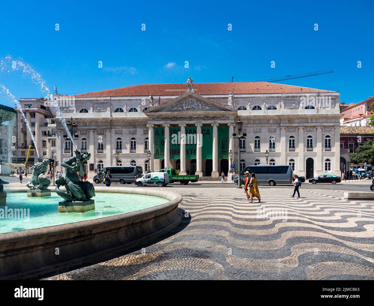 Piazza Rossio, Praca de D Pedro IV e la Fontana del Bronzo, Lisbona, Portogallo, lug 2017 Foto Stock