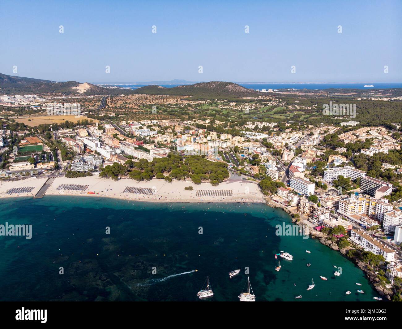 Vista aerea, vista di Santa Ponca e del porto turistico, dietro la Serra de Tramuntana, Maiorca, Baleari Foto Stock