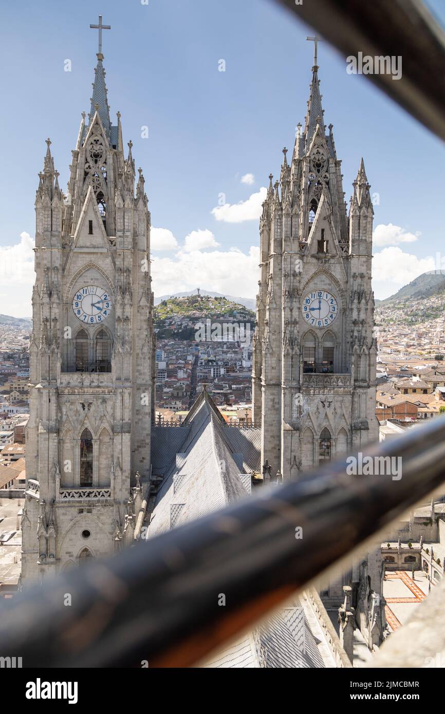 chiesa in stile barocco e gotico con grandi campanili, architettura e paesaggio della città, paesaggio Foto Stock