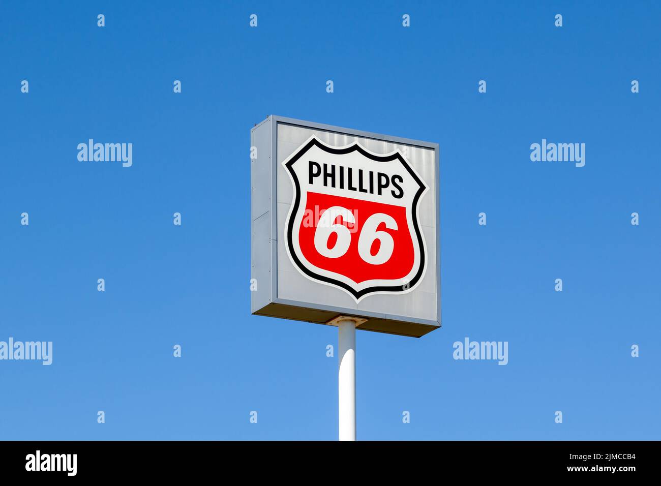 Litchfield, Illinois, USA - 26 marzo 2022: Un cartello Phillips 66 con il cielo blu sullo sfondo. Foto Stock
