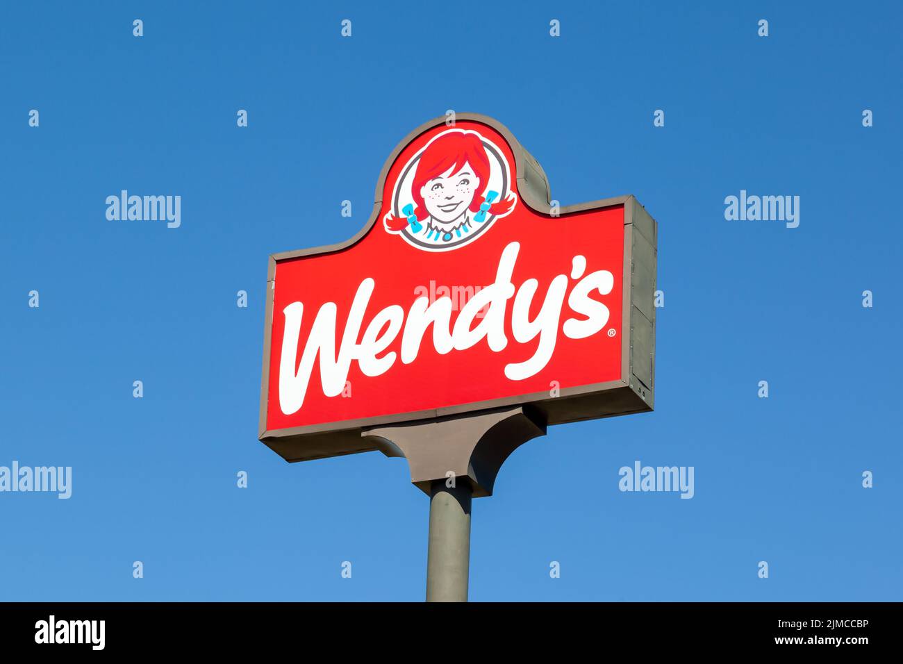 Litchfield, Illinois, USA - 26 marzo 2022: Un'insegna di Wendy's Restaurant con il cielo blu sullo sfondo. Foto Stock