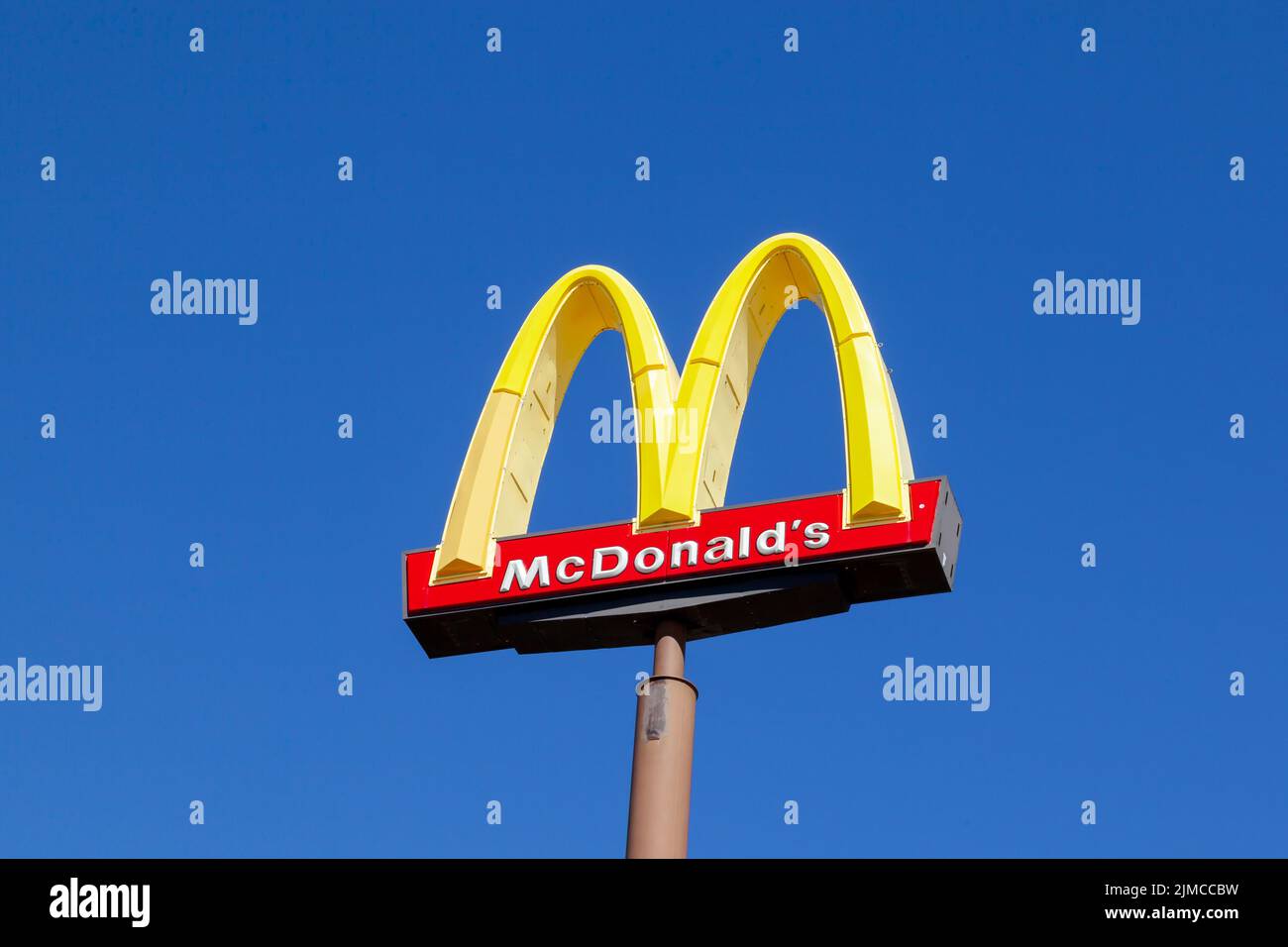 Litchfield, Illinois, Stati Uniti d'America - 26 marzo 2022: Un segno di palo del ristorante del McDonald's con il cielo blu sullo sfondo. Foto Stock