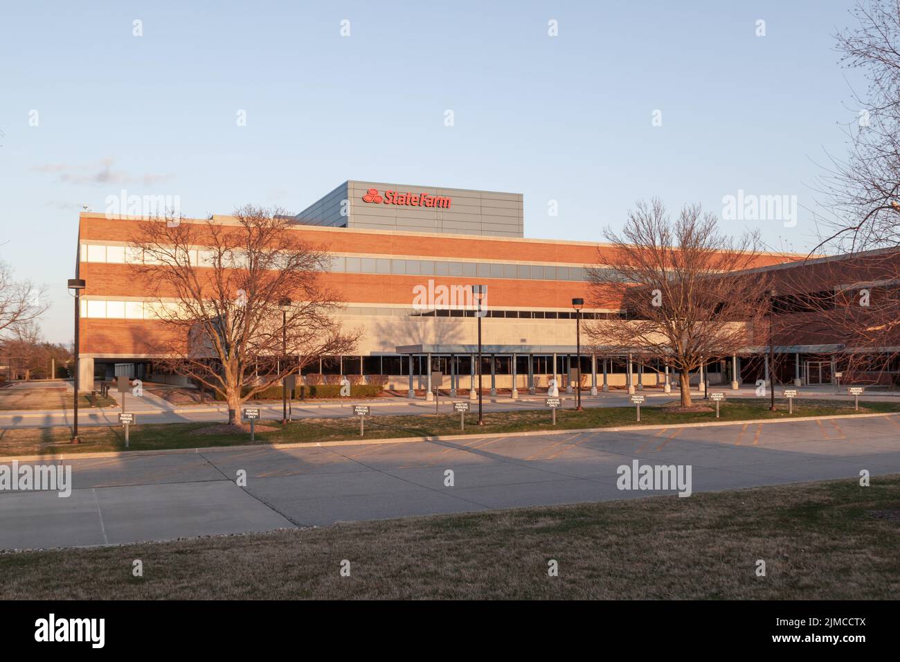 Bloomington, Illinois, USA - 26 marzo 2022: Cartello della state Farm sull'edificio di Bloomington, Illinois, USA. Foto Stock