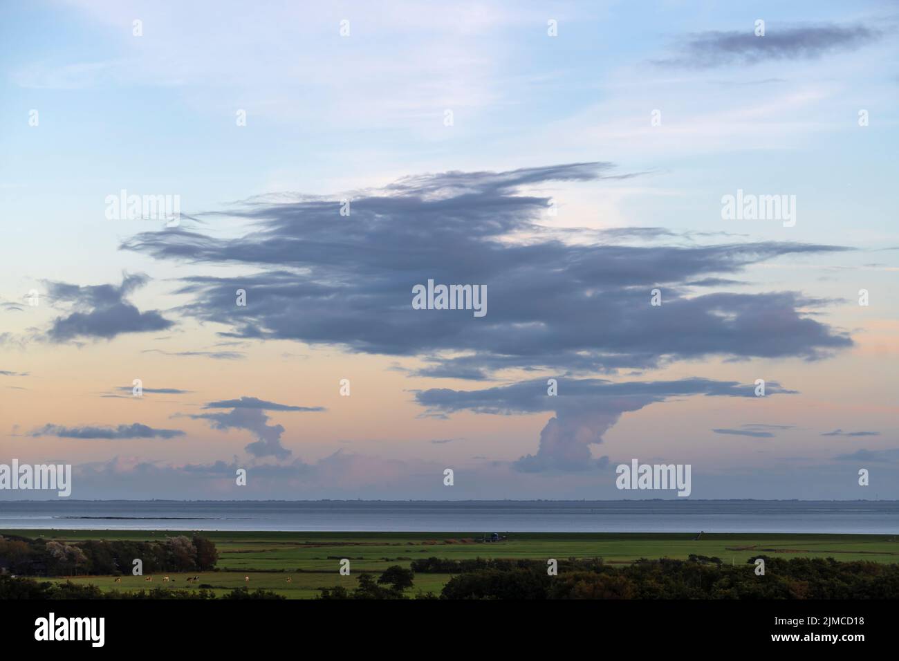 Cieli impressionanti sulla Frisia, come si vede dall'isola di Terschelling Foto Stock