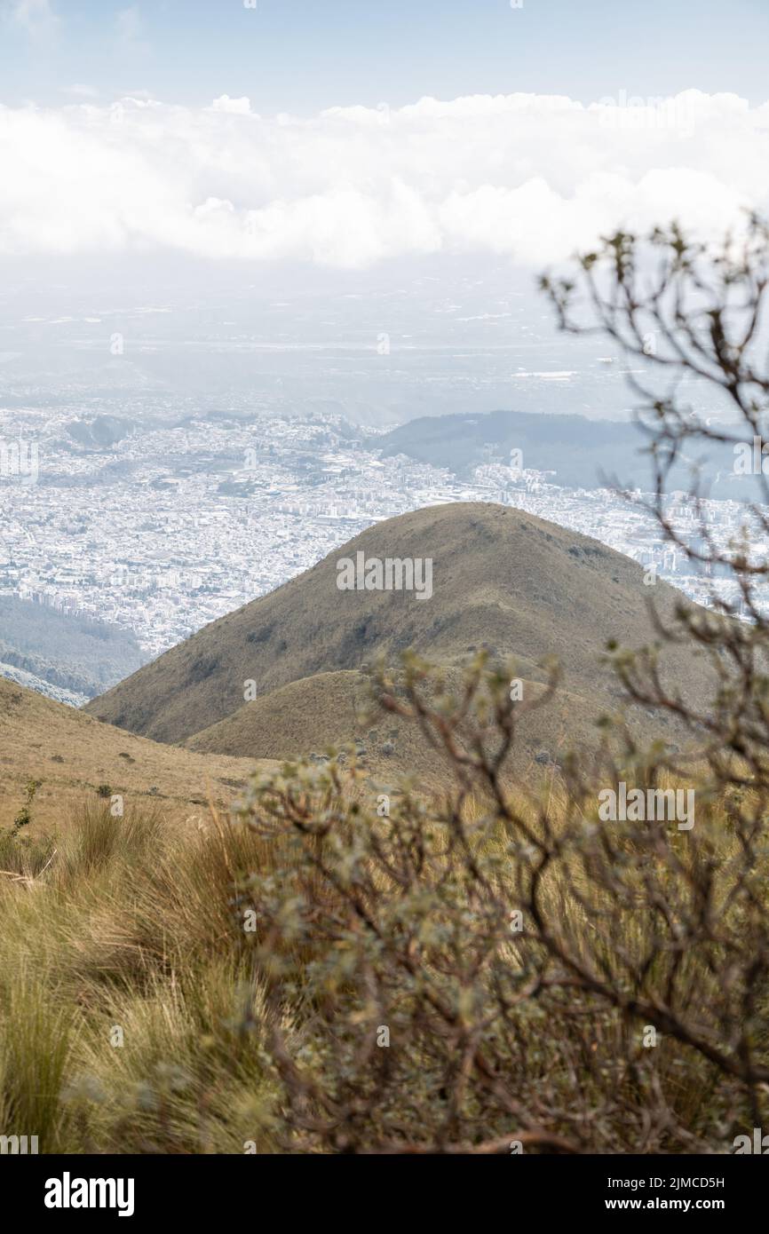 tranquillità scena, paesaggio con montagne, praterie, piante, cielo con nuvole nel giorno, destinazione turistica all'estero, ambiente naturale Foto Stock