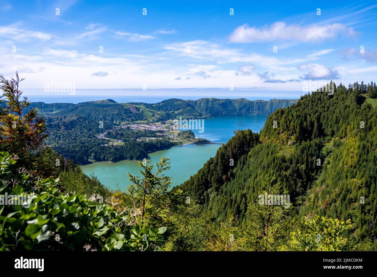 Magnifica vista selvaggia dei Sete Cidades Twin Lakes, con colore verde e blu nella fitta vegetazione verde. Isola di São Miguel, Azzorre, Portogallo Foto Stock