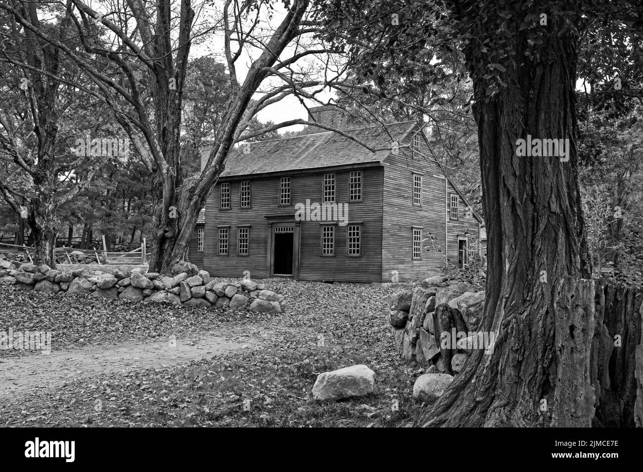 Immagine in bianco e nero della Hartwell Tavern, lungo il Battle Road Trail (Bay Road), tra Lexington e Concord, Massachusetts Foto Stock