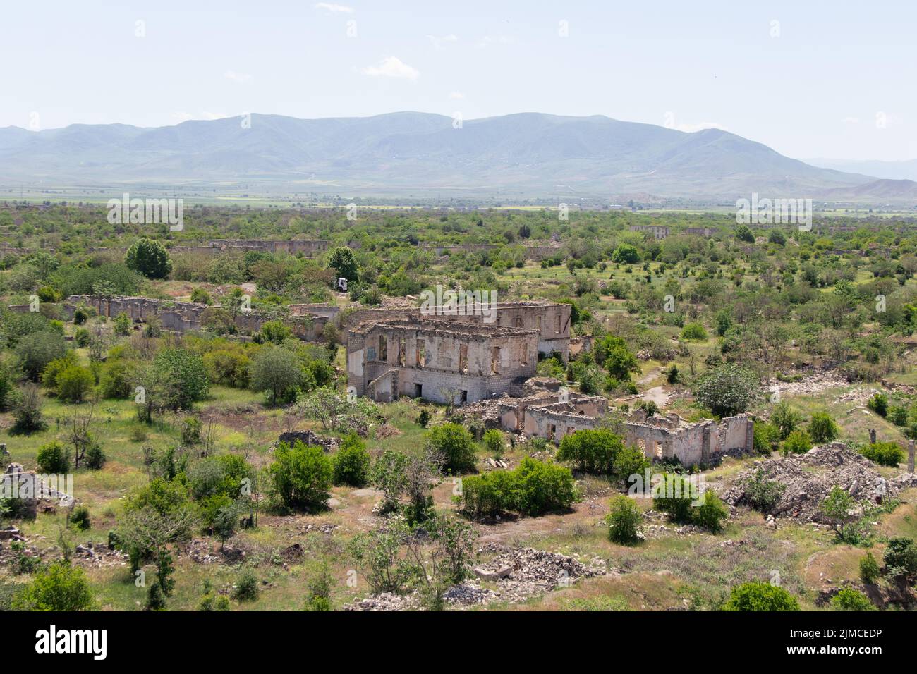 Rovinati edifici dell'epoca sovietica ad Agdam, città fantasma nel Nagorno-Karabakh repubblica. Risultato della guerra Foto Stock