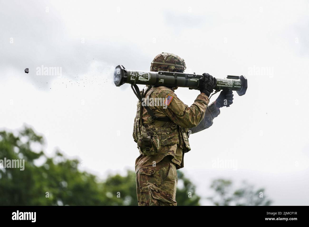 I guardiani dell'Indiana con la squadra di combattimento di brigata di fanteria 76th spara un AT4 a Camp Atterbury, Ind., 27 luglio 2022. Il AT4 è un'arma anticarcorazza non guidata del 84mm utilizzata per l'assalto di carri armati, imbarcazioni da atterraggio, elicotteri, aerei e veicoli blindati. (STATI UNITI Guardia Nazionale dell'esercito foto di Sgt. Hector Tinoco) Foto Stock