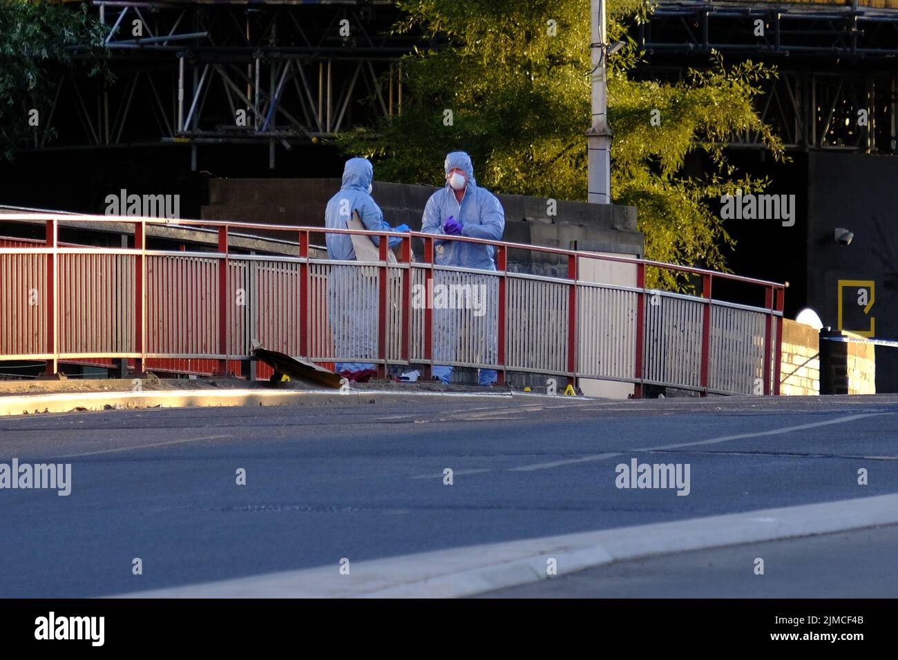 Londra, Regno Unito, 5th agosto, 2022. Le indagini della polizia sono state viste funzionare a seguito di una risposta della polizia armata dopo le segnalazioni di un uomo che trasportava un condotto di armi da fuoco-nastrato alla sua mano. Dopo che un occhio ha visto un gomma che è stato attivato che non ha avuto effetto, l'uomo è stato girato e un trattato sulla scena per le sue lesioni, prima di essere airlifed all'ospedale dove la sua condizione è sconosciuta. Si ritiene che l'incidente non sia collegato al terrore. Credit: Undicesima ora Fotografia/Alamy Live News Foto Stock