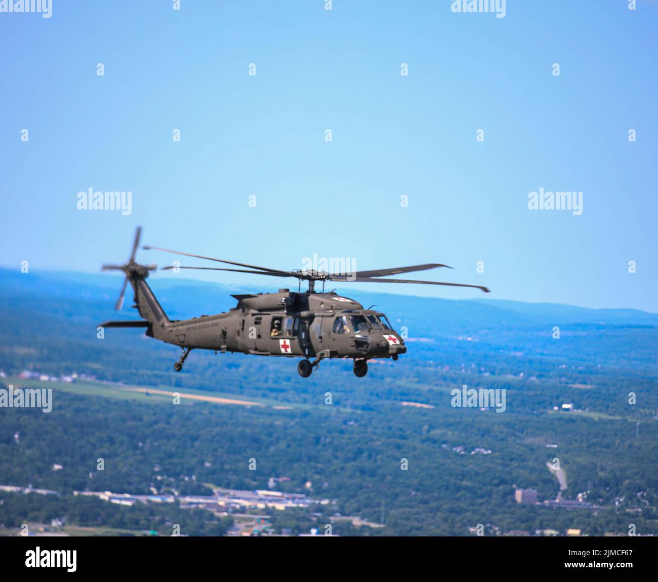 I soldati dell'esercito degli Stati Uniti assegnati a 10th TAXI conducono un volo per la corsa Boilermaker 15k a Utica, NY. Luglio 10, 2022. La formazione dell'elicottero consisteva in due Black Hawks e un Chinook.(U.S. Foto dell'esercito di Sgt. Michael Wilson) Foto Stock