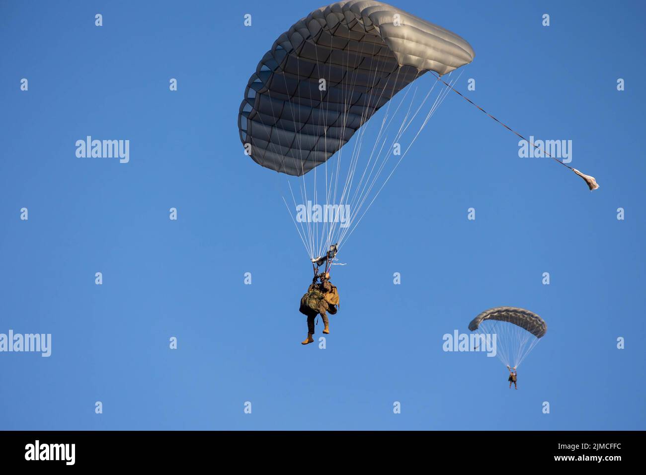 Marines degli Stati Uniti con la società di ricostruzione della forza, III forza di spedizione marina, paracadute durante un salto di alta quota all'aeroporto municipale di Hearne, Hearne, Texas, 18 luglio 2022. USA questa formazione è stata condotta durante l'Esercitazione Desert Eagle 2022 per rafforzare le tecniche appropriate e la competenza dei Marines a sostegno delle future operazioni di MEF III all'interno della regione Indo-Pacific. (STATI UNITI Foto del corpo marino di CPL. Zachary Sarvey) Foto Stock Marines degli Stati Uniti con la società di ricostruzione della forza, III forza di spedizione marina, paracadute durante un salto di alta quota all'aeroporto municipale di Hearne, Hearne, Texas, 18 luglio 2022. USA questa formazione è stata condotta durante l'Esercitazione Desert Eagle 2022 per rafforzare le tecniche appropriate e la competenza dei Marines a sostegno delle future operazioni di MEF III all'interno della regione Indo-Pacific. (STATI UNITI Foto del corpo marino di CPL. Zachary Sarvey) Foto Stock
