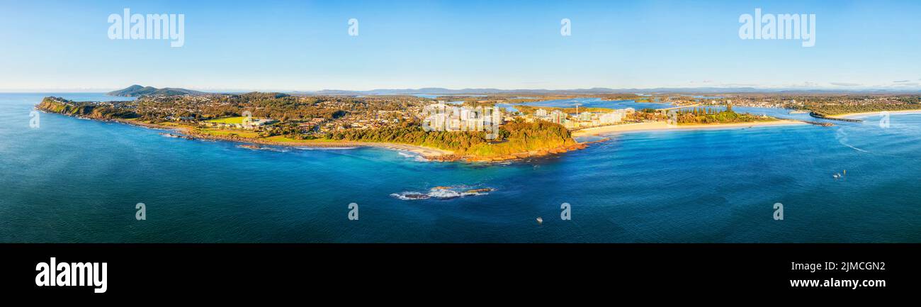 Panorama aereo a mare aperto della costa del Pacifico Waterfront di Forster Tuncurry città intorno Wallis strada con la bocca del fiume e le spiagge locali. Foto Stock