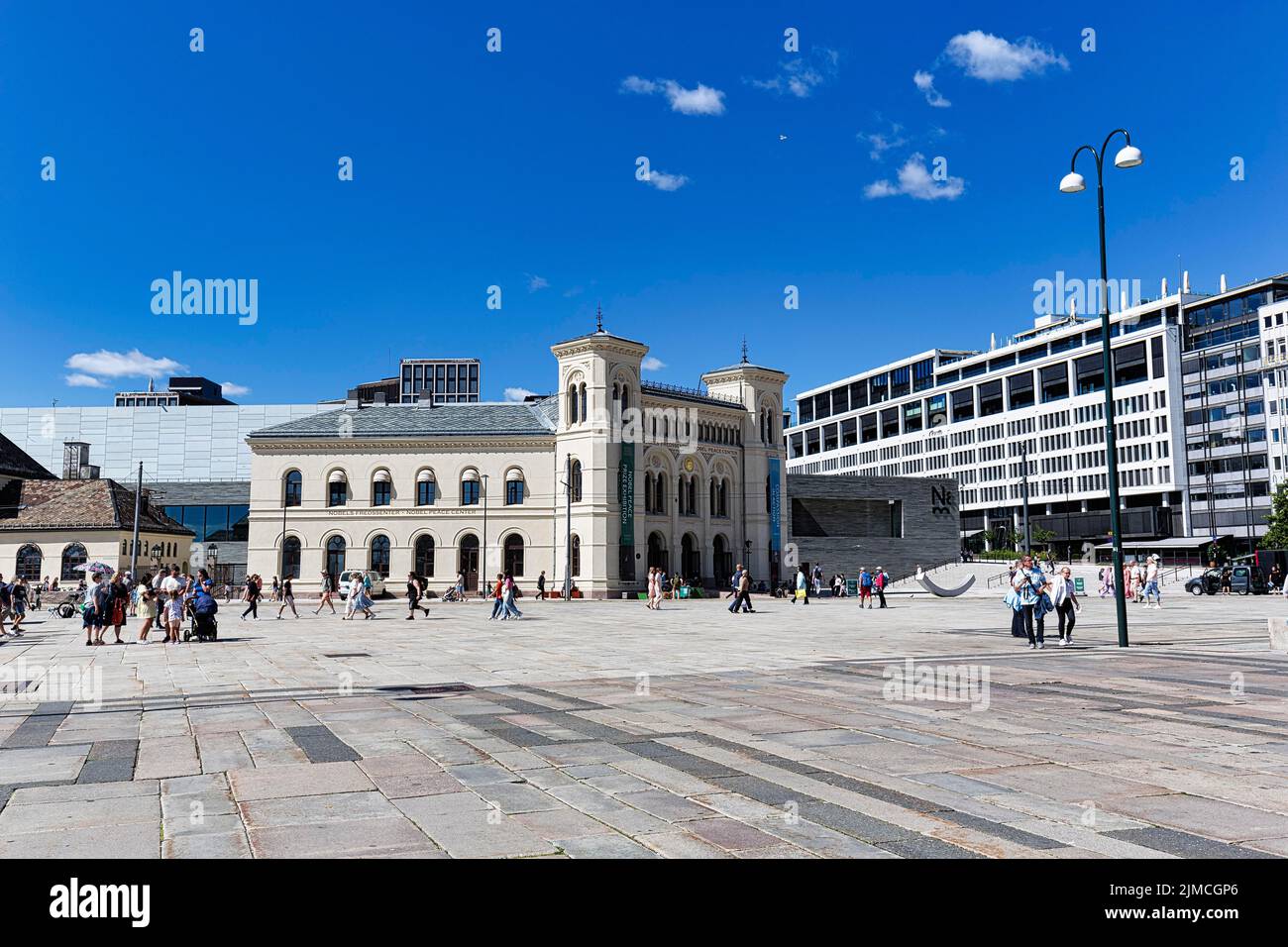 Pedoni sulla Piazza del Municipio con il Nobel Peace Centre, ex stazione Ovest, Oslo, Norvegia Foto Stock