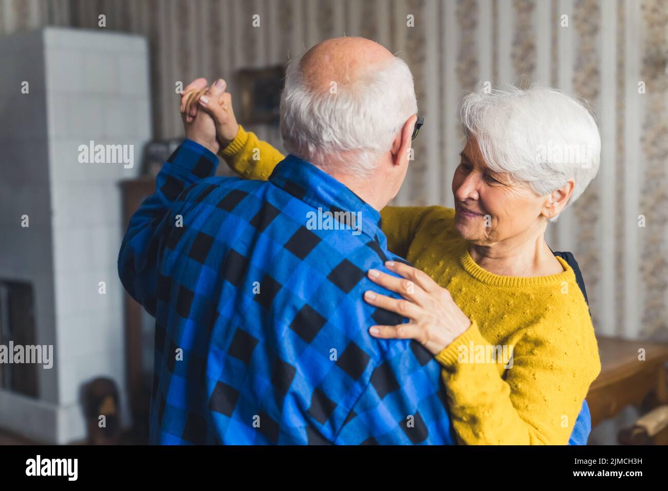 Carino caucasico anziano sposato coppia ballando insieme nel mezzo della loro casa. Foto di alta qualità Foto Stock