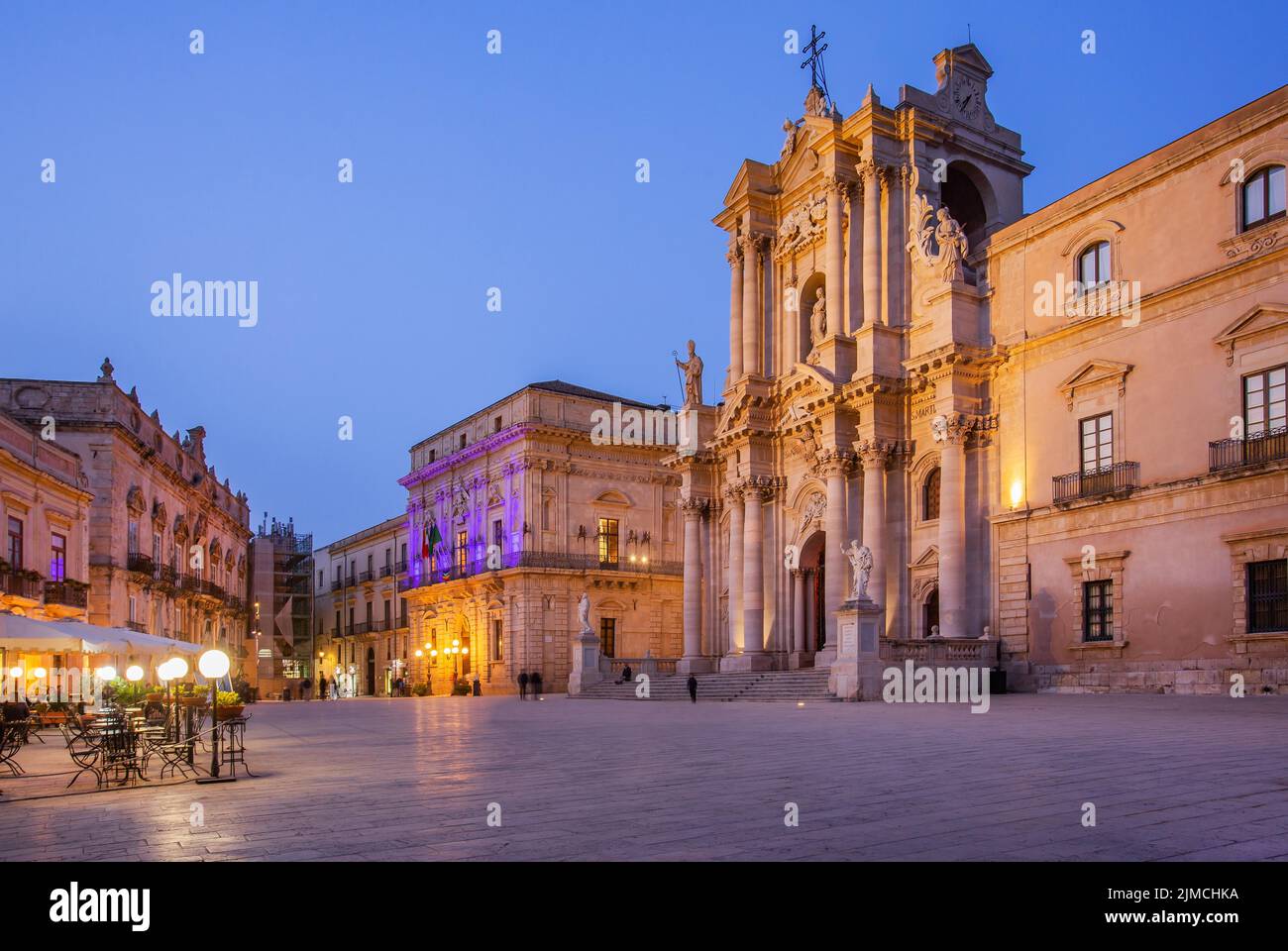 Piazza del Duomo con la cattedrale al tramonto, Siracusa, costa orientale, Sicilia, Italia, Europa Foto Stock