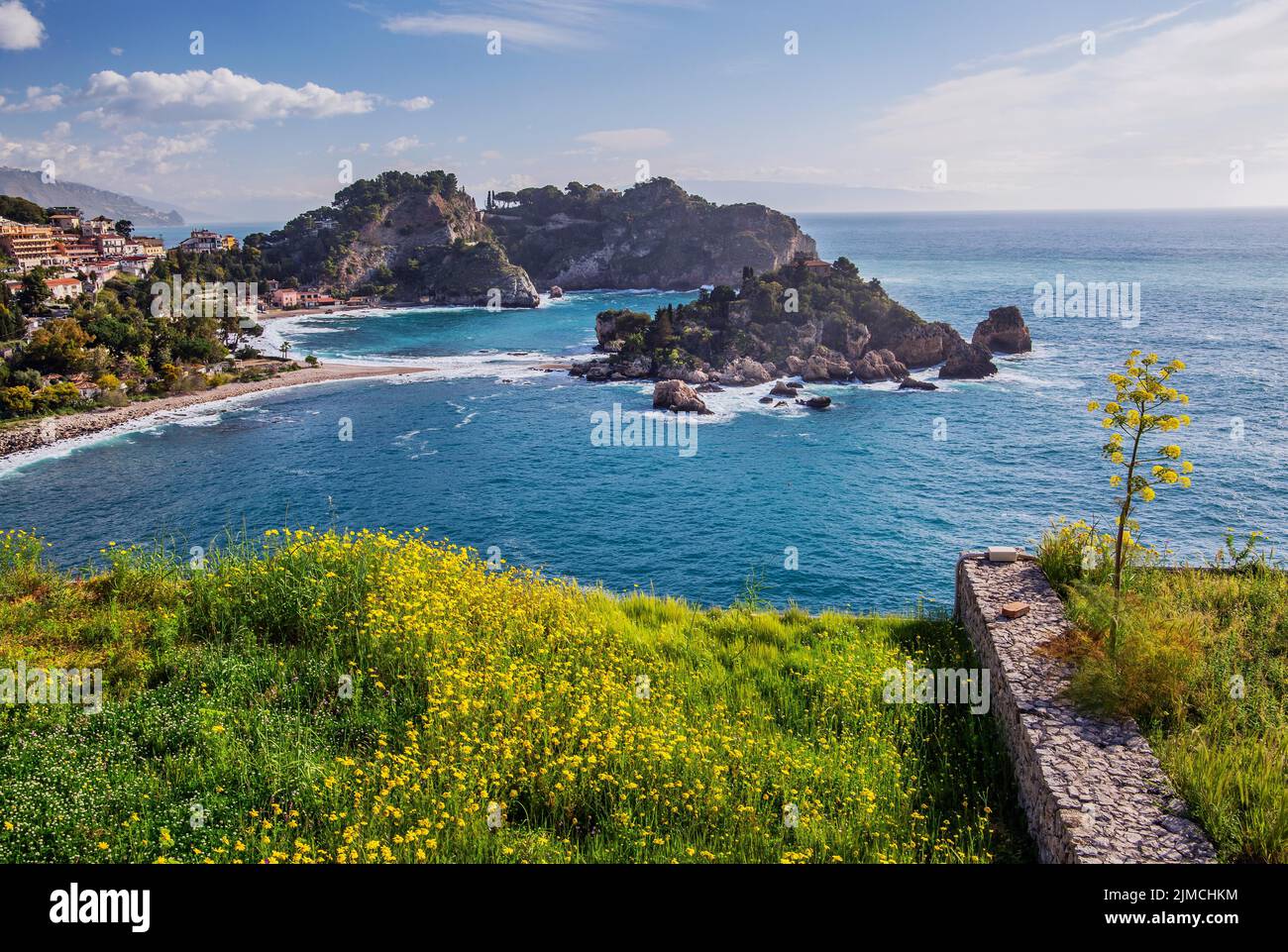 Paesaggio costiero con Isola Bella in primavera, Taormina, costa orientale, Sicilia, Italia, Europa Foto Stock