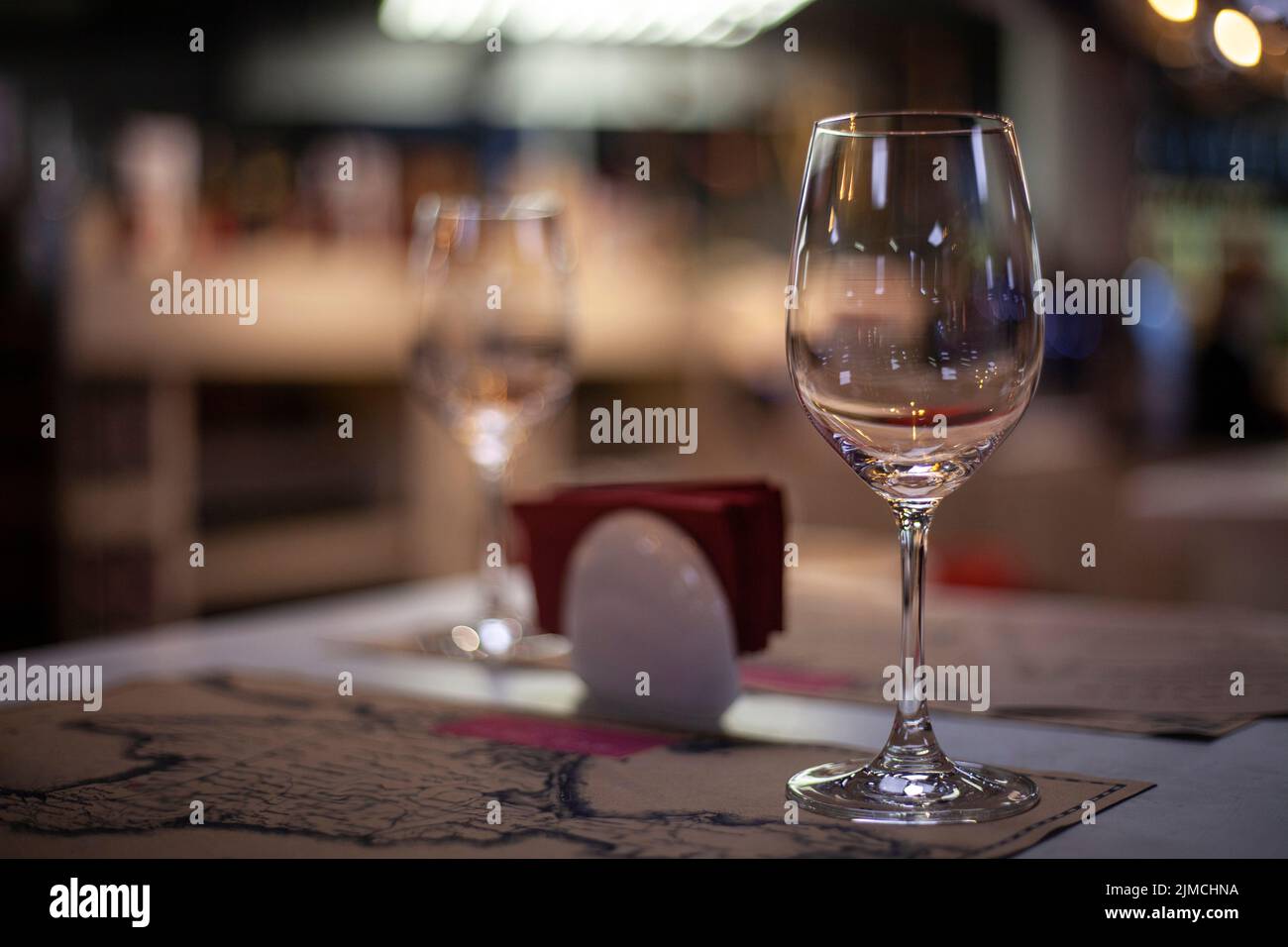 Bicchiere di vino vuoto. Dettagli del ristorante. Piatti per alcol. Impostare la tabella. Bevande con alcol. Foto Stock