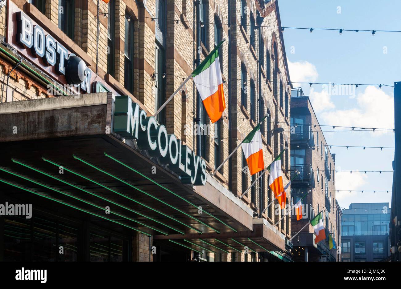 Il bar irlandese McCooley's di Good Street a Liverpool mostra bandiere irlandesi Foto Stock
