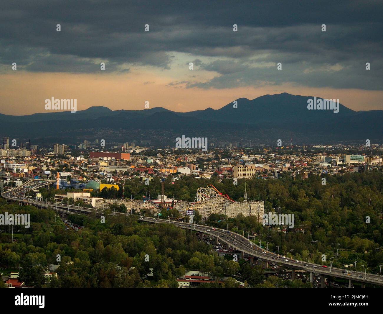 Città del Messico con le montagne circostanti durante una tempesta imminente Foto Stock
