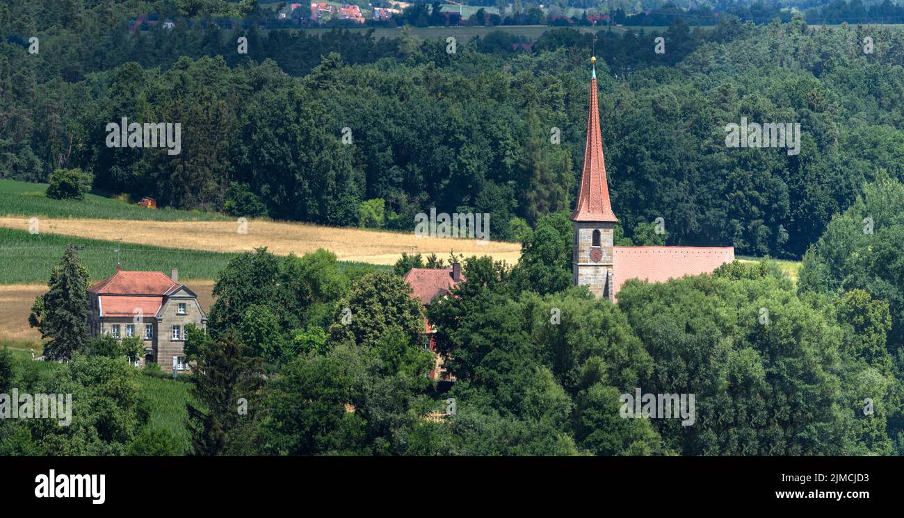 Vista del complesso della chiesa, chiesa di Sant'Egidio, vicarage e sala parrocchiale, ex scuola del villaggio, Beerbach, Medio Franconia, Basyern, Germania Foto Stock