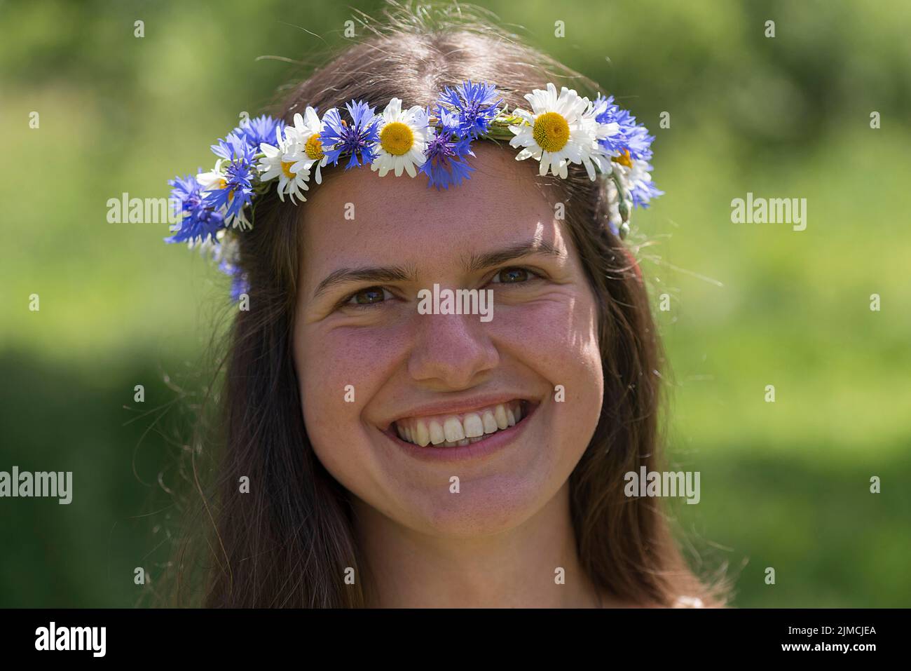 Ritratto di una sposa con una corona di fiori nei suoi capelli, Meclemburgo-Pomerania occidentale, Germania Foto Stock