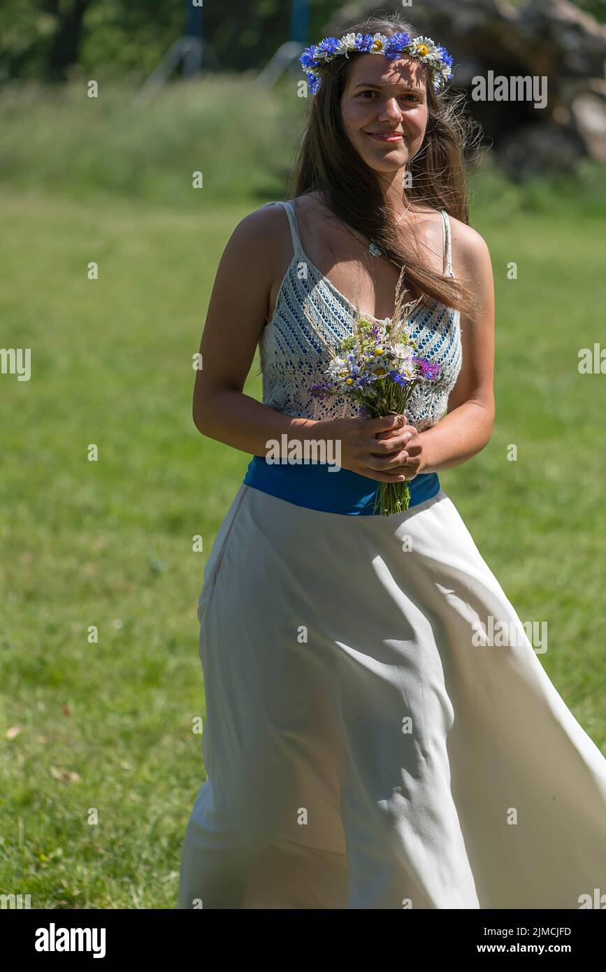 Sposa che attraversa un prato per la cerimonia nuziale, Meclemburgo-Pomerania occidentale, Germania Foto Stock