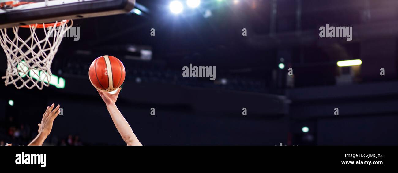 Panorama di scring in un gioco di basket sport e sfondo di competizione Foto Stock