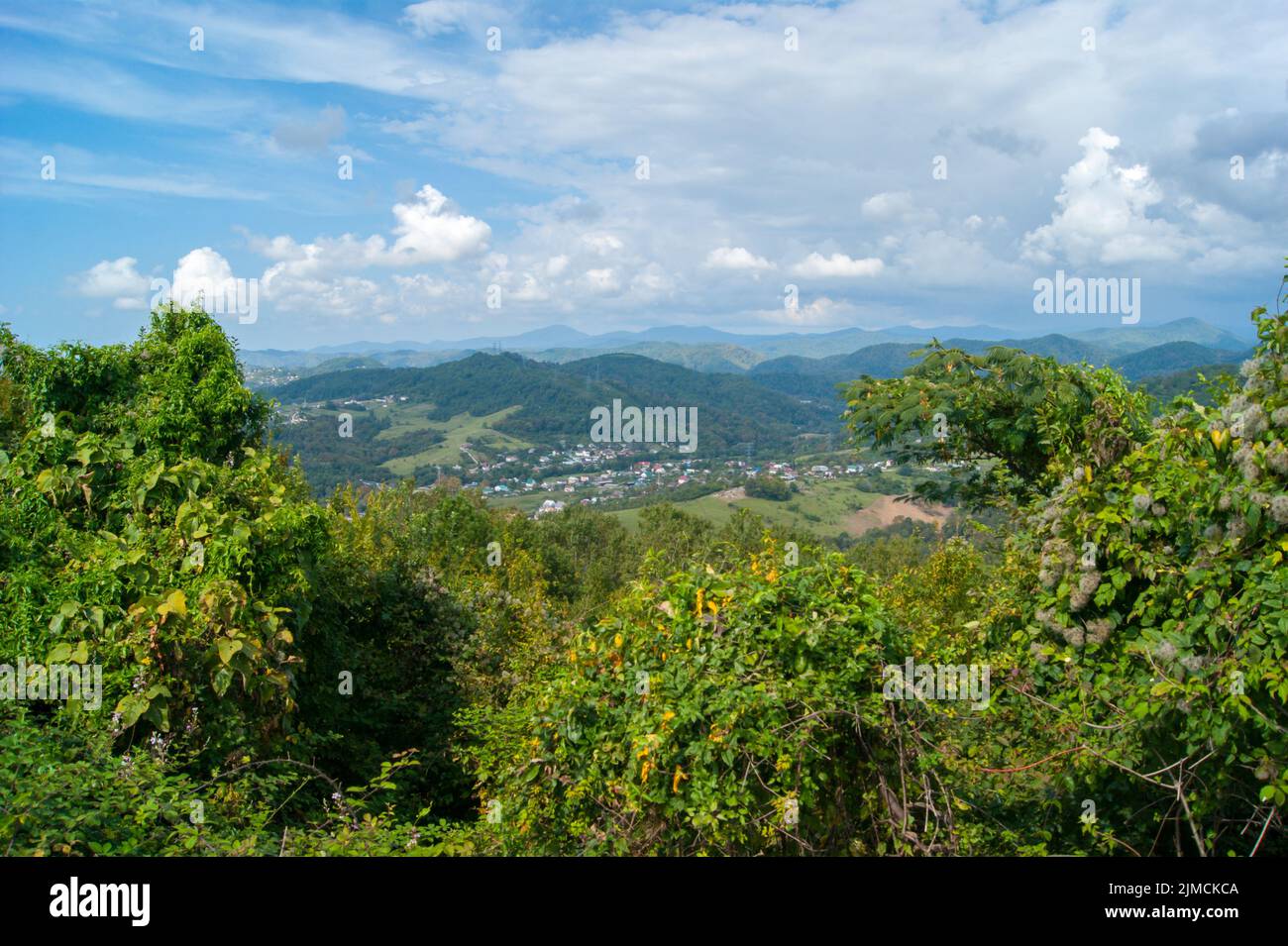 Mezzogiorno sulle montagne del Caucaso - foto orizzontale - paesaggio montano. Foto Stock