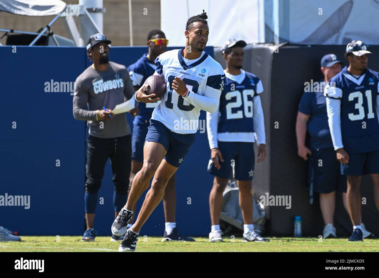 Il wide receiver dei Dallas Cowboys Jalen Tolbert (18) durante il training camp, mercoledì 3 agosto 2022, a Oxnard, California (Dylan Stewart/immagine dello sport) Foto Stock