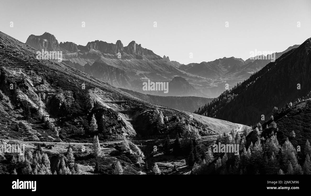 Paesaggio montagnoso, sfondo delle Dolomiti, area sciistica ed escursionistica di Merano 2000, vicino a Merano, Alto Adige, Italia Foto Stock
