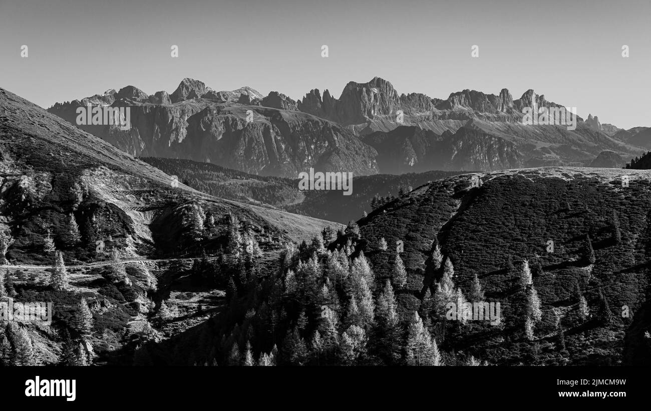 Paesaggio montagnoso, sfondo delle Dolomiti, area sciistica ed escursionistica di Merano 2000, vicino a Merano, Alto Adige, Italia, Europa Foto Stock