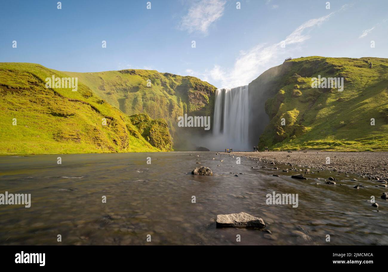 Lunga esposizione, fiume Skoga, cascata di Skogafoss, luce mattutina atmosferica, Islanda meridionale, Islanda Foto Stock