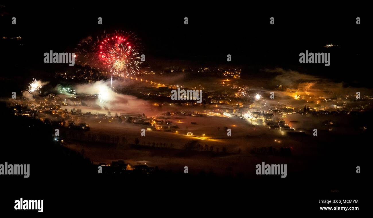 Capodanno, fuochi d'artificio a mezzanotte, Brixen im Thale, Tirolo, Austria Foto Stock