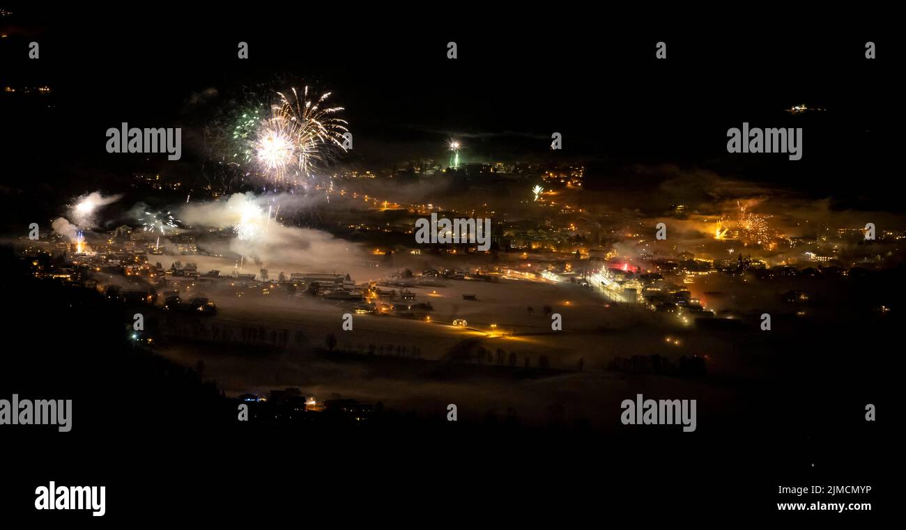 Capodanno, fuochi d'artificio a mezzanotte, Brixen im Thale, Tirolo, Austria Foto Stock