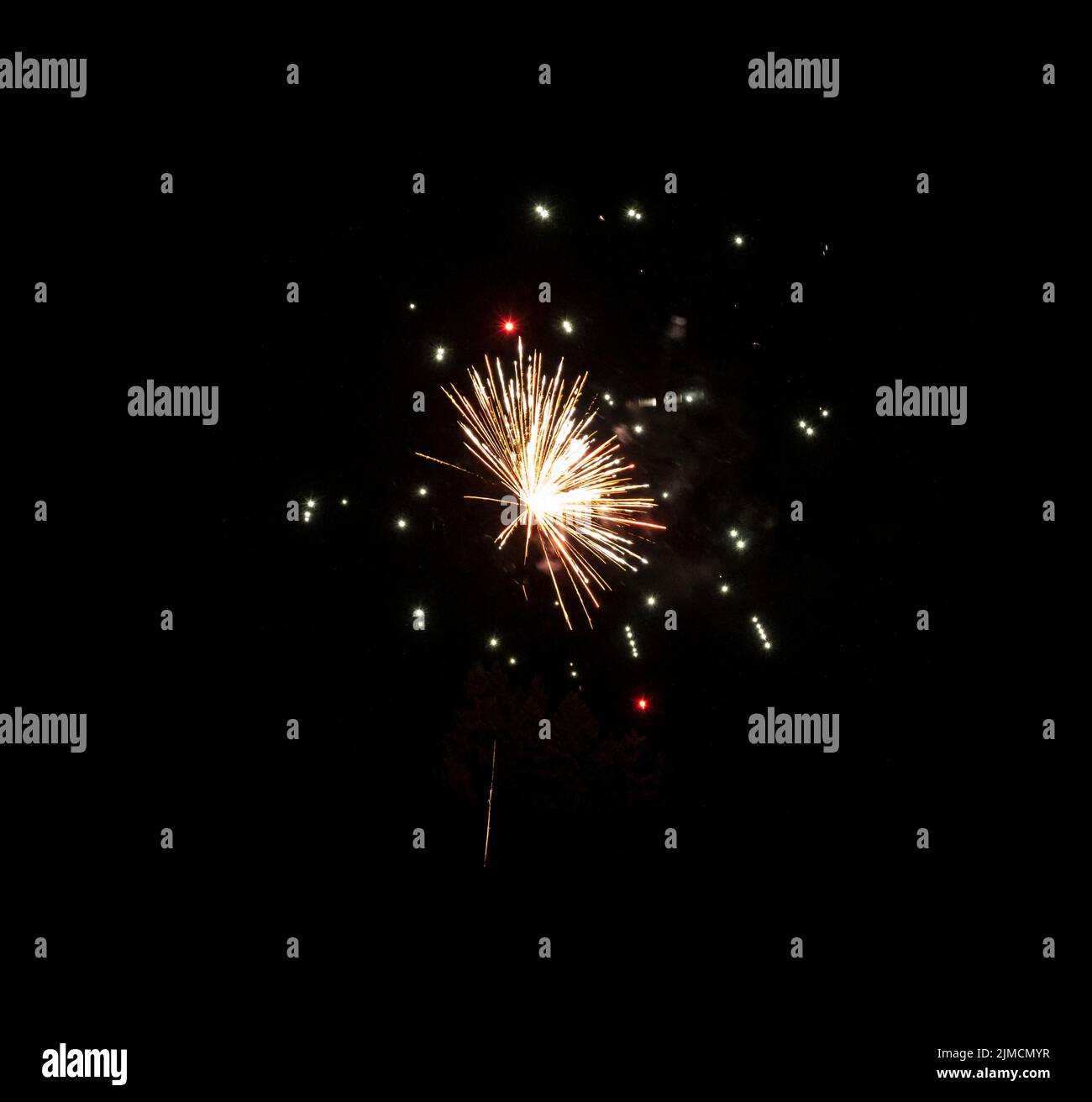 Capodanno, fuochi d'artificio a mezzanotte, Brixen im Thale, Tirolo, Austria Foto Stock