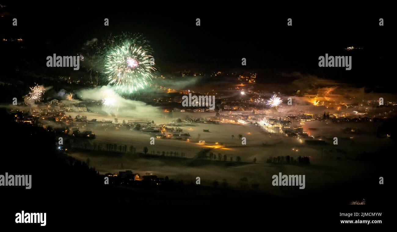 Capodanno, fuochi d'artificio a mezzanotte, Brixen im Thale, Tirolo, Austria Foto Stock