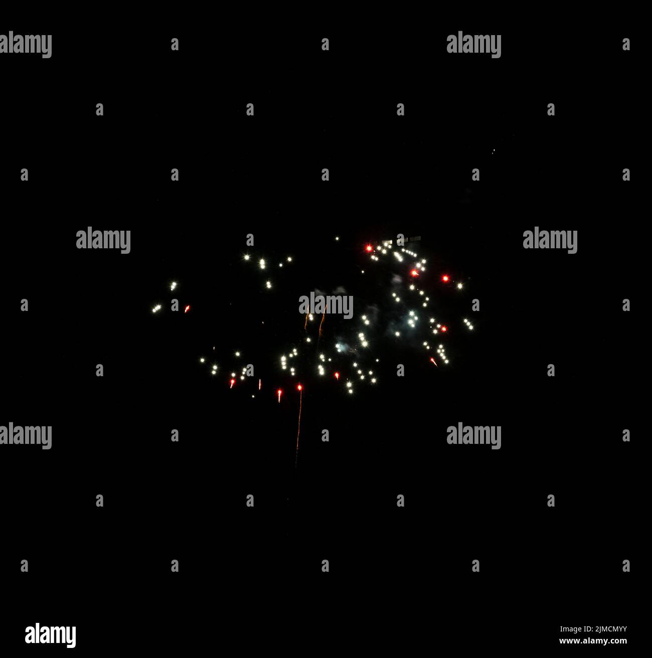 Capodanno, fuochi d'artificio a mezzanotte, Brixen im Thale, Tirolo, Austria Foto Stock