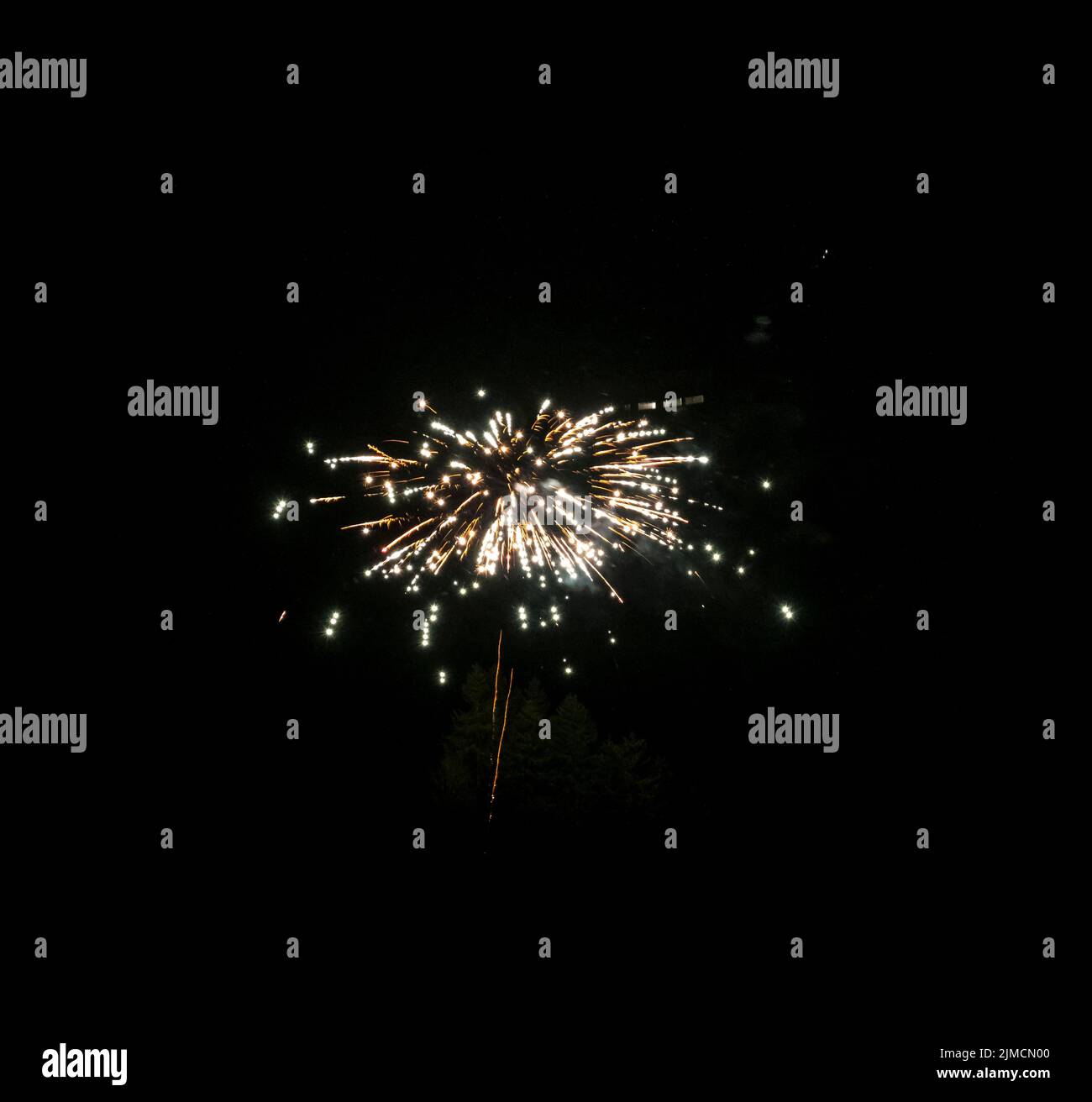 Capodanno, fuochi d'artificio a mezzanotte, Brixen im Thale, Tirolo, Austria Foto Stock