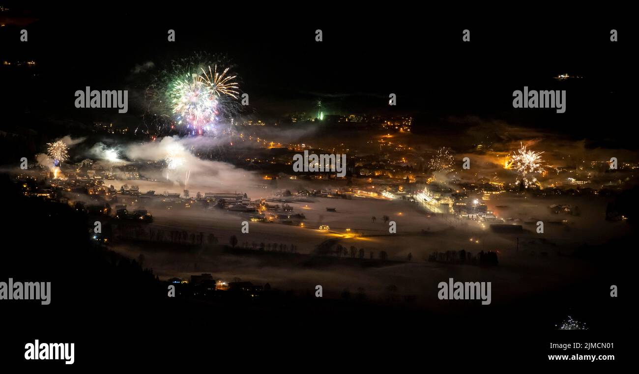 Capodanno, fuochi d'artificio a mezzanotte, Brixen im Thale, Tirolo, Austria Foto Stock