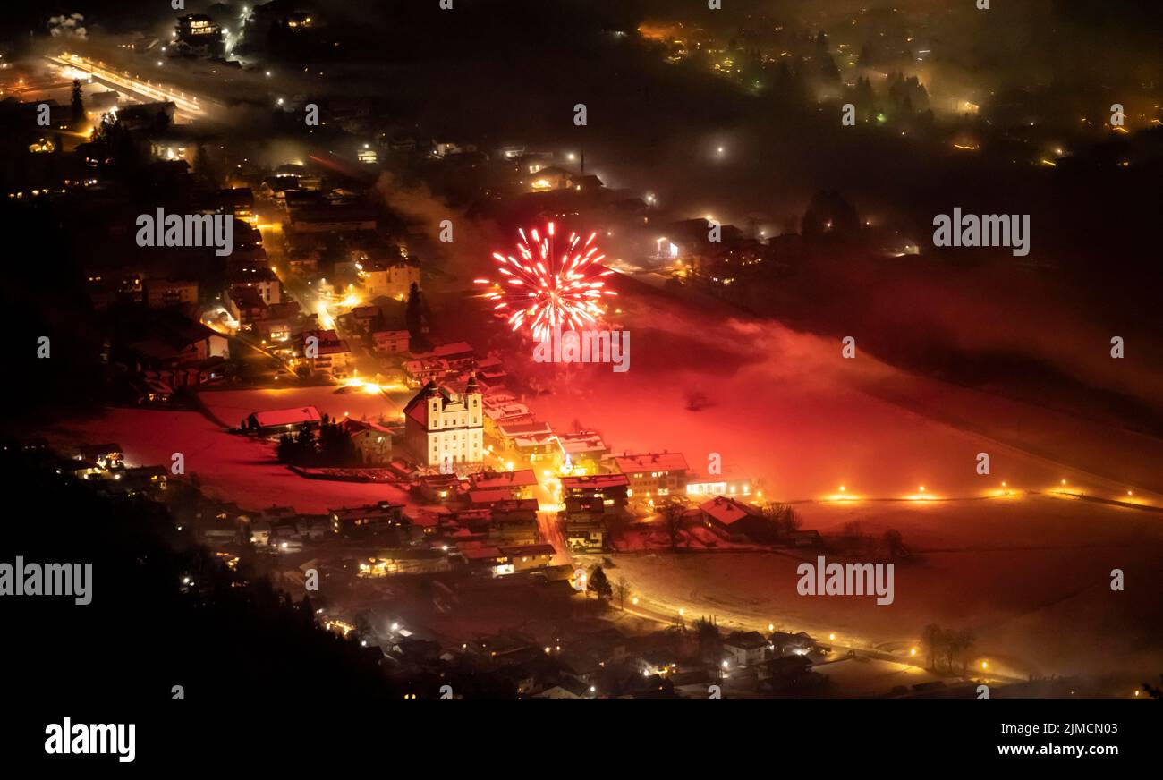 Capodanno, fuochi d'artificio a mezzanotte, Brixen im Thale, Tirolo, Austria Foto Stock
