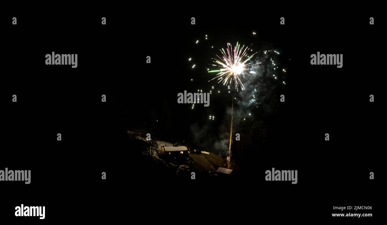 Capodanno, fuochi d'artificio a mezzanotte, Brixen im Thale, Tirolo, Austria Foto Stock