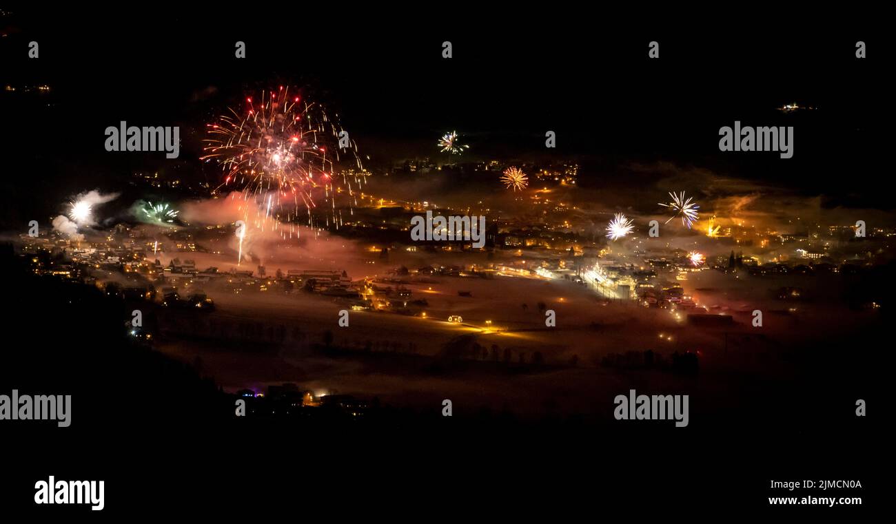 Capodanno, fuochi d'artificio a mezzanotte, Brixen im Thale, Tirolo, Austria Foto Stock