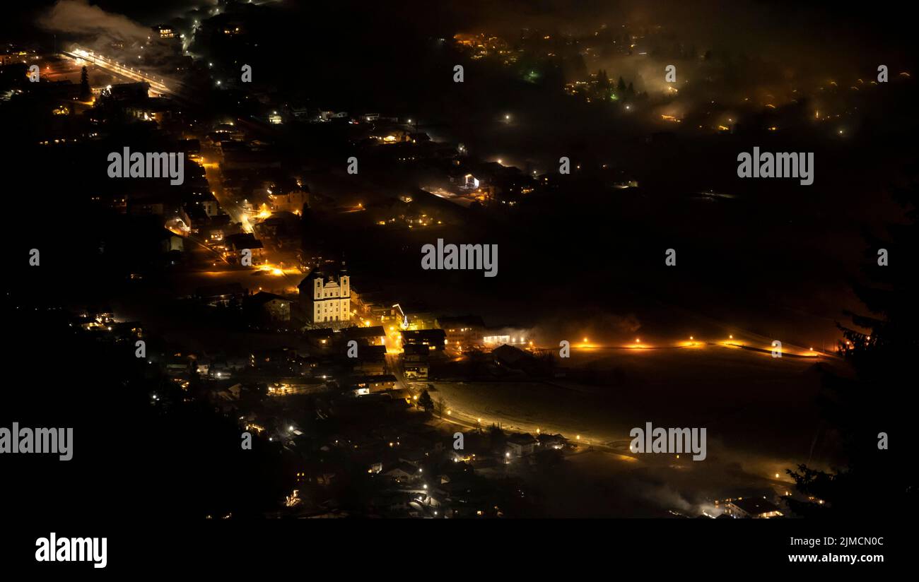 Capodanno, fuochi d'artificio a mezzanotte, Brixen im Thale, Tirolo, Austria Foto Stock
