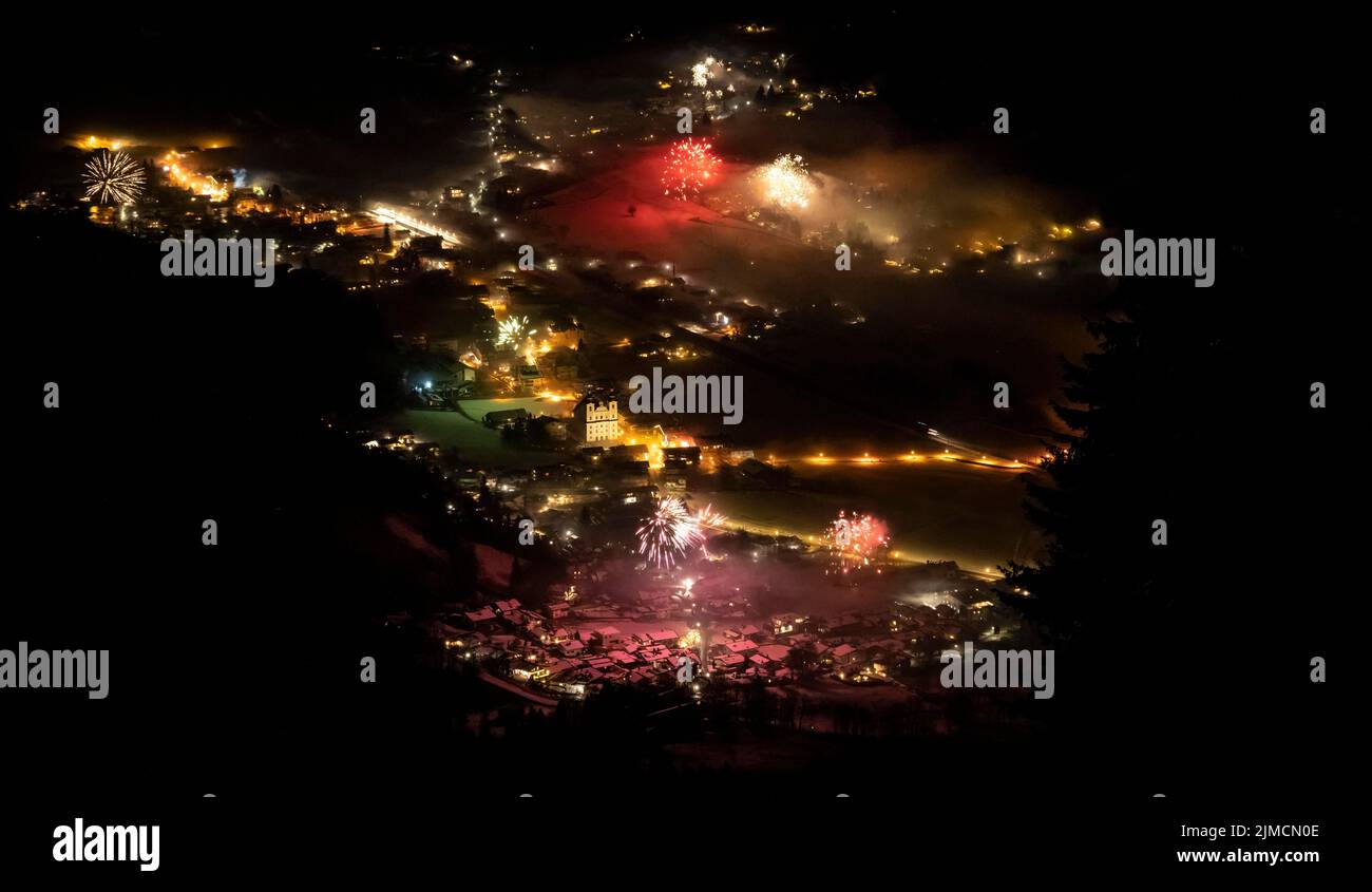 Capodanno, fuochi d'artificio a mezzanotte, Brixen im Thale, Tirolo, Austria Foto Stock