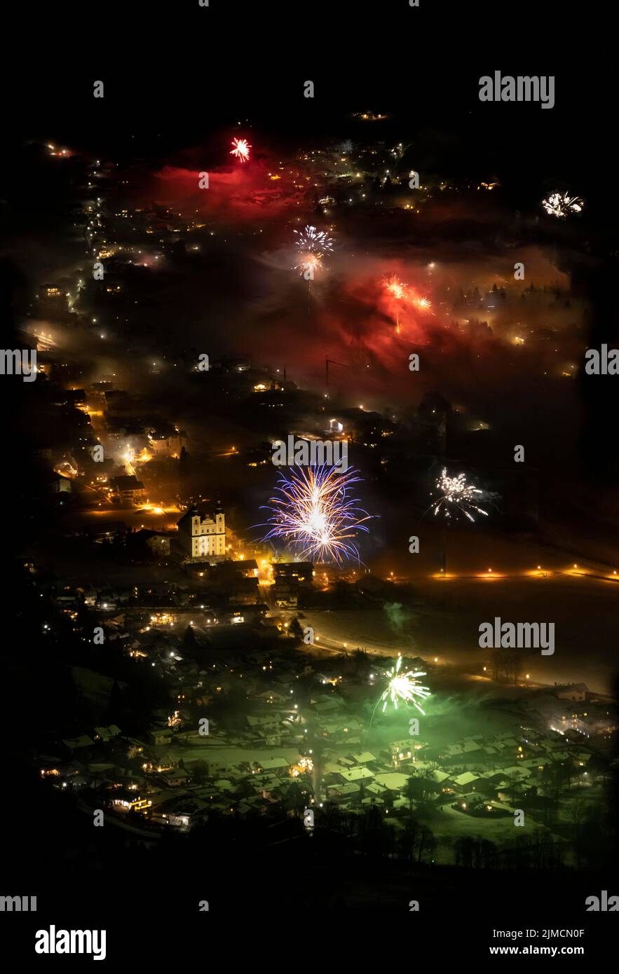 Capodanno, fuochi d'artificio a mezzanotte, Brixen im Thale, Tirolo, Austria Foto Stock
