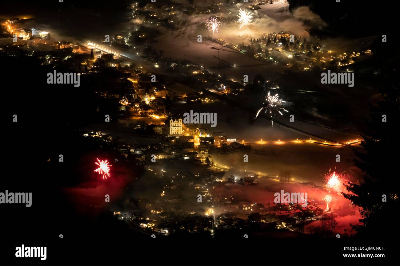 Capodanno, fuochi d'artificio a mezzanotte, Brixen im Thale, Tirolo, Austria Foto Stock