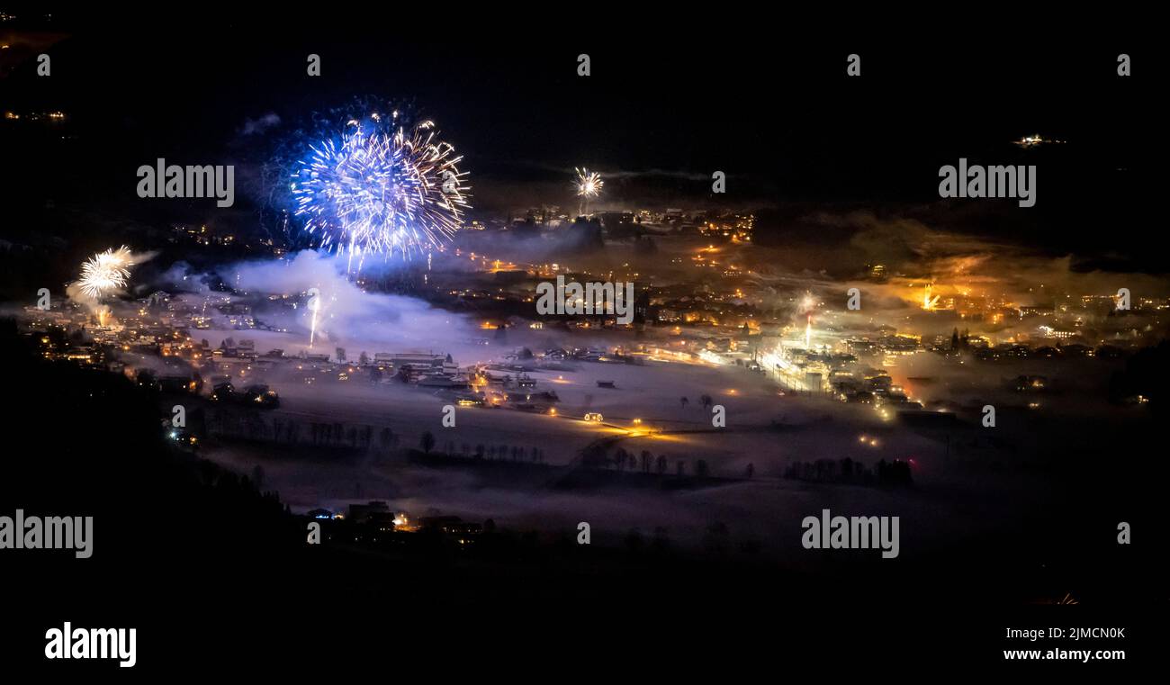 Capodanno, fuochi d'artificio a mezzanotte, Brixen im Thale, Tirolo, Austria Foto Stock