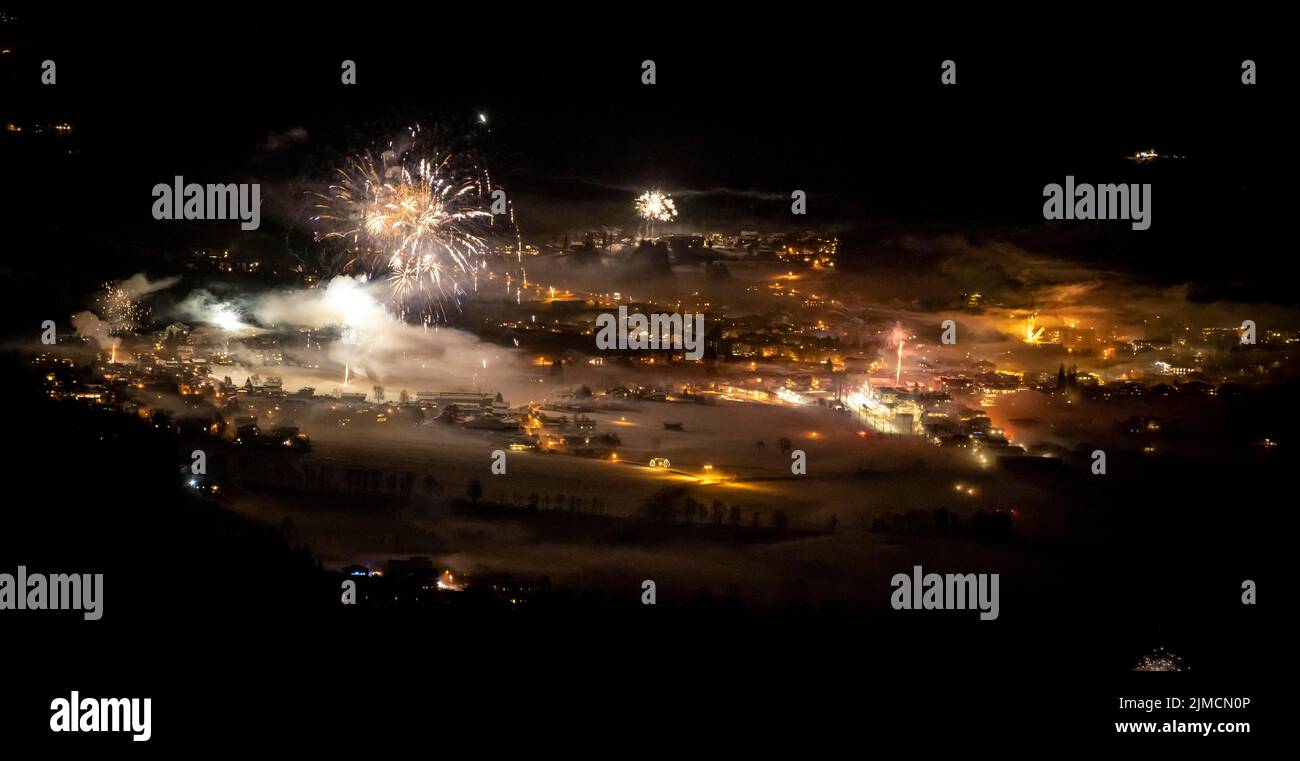 Capodanno, fuochi d'artificio a mezzanotte, Brixen im Thale, Tirolo, Austria Foto Stock